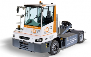 O+P liefert spezielle Distributions-Zugmaschine für Logistikzentrum